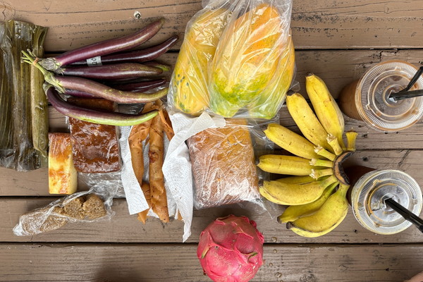 ▲ 힐로 파머스 마켓에서 산 과일 파파야, 바나나, 용과와 가지, 떡, 빵, 음료 등  