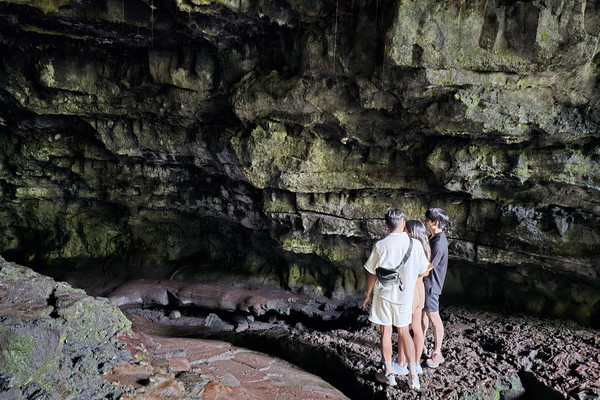 ▲ 계단을 타고 내려가면 만나는 오른쪽 동굴 입구에서 아이들이 의논하고 있다.