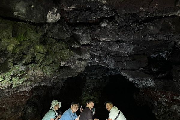 ▲ 왼쪽 동굴 안에서 쭈그리고 앉아...