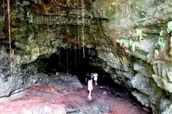 ▲  오른쪽 동굴 입구, 왼쪽에 비해 높이와 넓이가 있다.