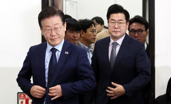 21일 윤석열과 한동훈의 면담을 앞두고,  이재명이 “한 대표가 대통령을 잘 설득해 국정기조 전환을 끌어내고 정치를 살려내기를 바란다”고 말했다. (사진출처: 한겨레 , 2024.10.22. https://naver.me/5xj8rpiB)