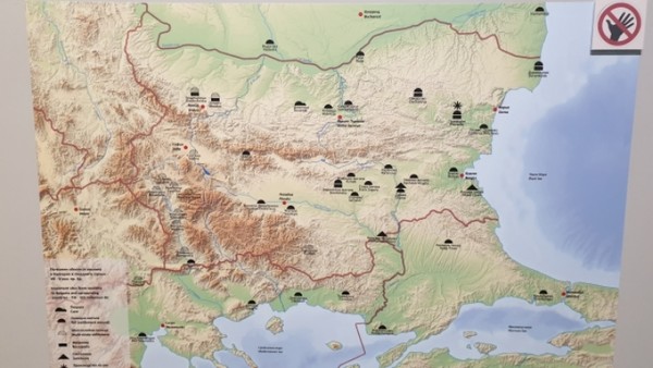 불가리아는 두개의 커다란 산맥과 평원이 있다.  다뉴브강이 북측 경계에 있다.