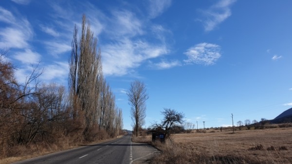 이런 길을 걷는 동안 만나는 자동차들에게 나그네가 손을 흔들어 준다. 그러면 운전자와 조수석의 사람들도 흔들어준다. 동양인이라고 배척하는 분위기는 없다. 인구밀도는 북마케도니아보다 낮아 보인다.
