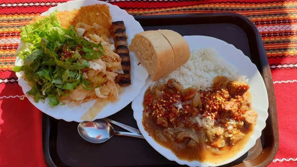 도시안에서 대중식당에서 먹은 점심. 푸짐한데다 값도 쌌다.