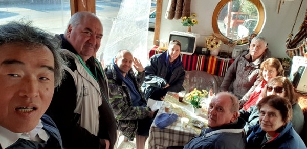 고개길 식당에서 멀리서 걸어온 나그네를 환영해주는 현지주민들과 함께.