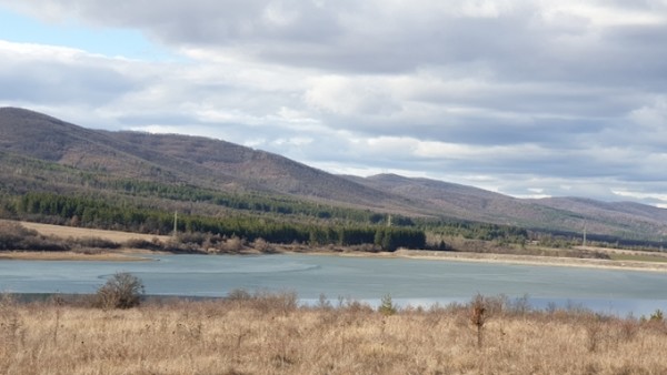 내리막길에서 만난 호수. 유럽에서 처음 만나는 민물 호수다. 필자는 만약 유럽에서 한국식 벼농사를  실험해본다면 이 호수 아래쪽의 평원이 적격의 후보지로 생각되었다. 유럽에는 그런 실험이 필요하다. 