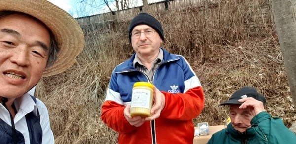 이분들은 양봉을 하는 분들이다. 나그네가 걷고 있는 모습을 운전하다가 보았는지, 길목에서 기다린 후 나그네에게 꿀을 선물한다. 감격스런 선물이다. 넉넉한 불가리아의 인심이다. 어떤 주민은 자신이 딴 과일을 주기도 했다.