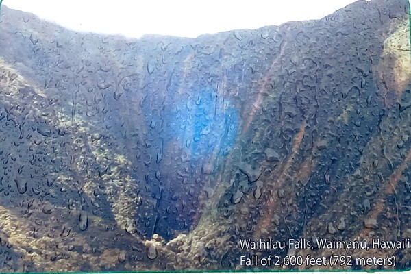 ▲ 안내판에 있는 와이힐라우 폭포(Waihilau Falls), 사진 찍을 당시 비가 많이 와서 폭포보다는 빗물에 뒤덮인 와이힐라우 폭포. 