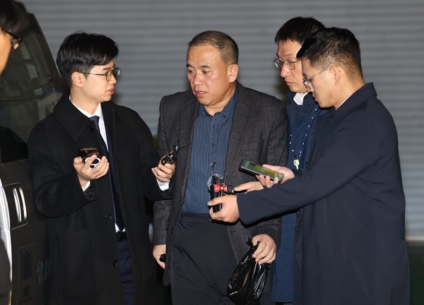 명태균이 14일 오후 경남 창원시 성산구 창원지방법원에 구속 전 피의자 심문(영장실질심사)을 마치고 구치소로 향하고 있다.(사진출처: 한겨레, 2024.11.15. https://www.hani.co.kr/arti/society/society_general/1167618.html#ace04ou)