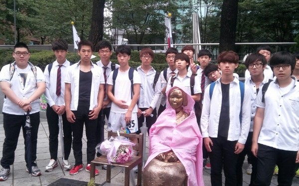 옛 일본대사관 앞 <평화의 소녀상> 앞에선 여의도고 NGO 동아리반 학생들(출처 : 하성환)