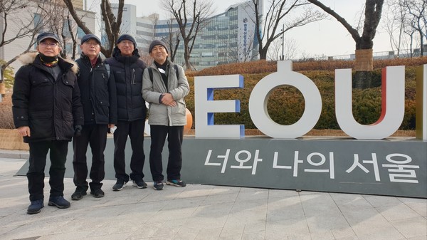 청계천 탐사를 마친 '우리넷'은 동대문 디자인 플라자 앞에서 기념사진을 찍었다. 왼쪽부터 필자, 송봉종, 봉규석, 김익승(2023.01.19.)