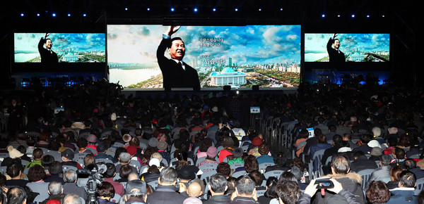 6일 경기 고양시 킨텍스에서 열린 김대중 탄생 100주년 기념식 ‘하나로 미래로’에서 고 김대중 전 대통령의 영상이 상영되고 있다. 한겨레 김경호 선임기자 jijae@hani.co.kr