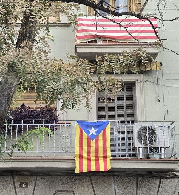 바르셀로나 도심에 걸려 있는  에스텔라다(estelada)카탈루냐 독립 상징깃발(하). 카탈루냐 주기(상)/ 사진출처: 필자