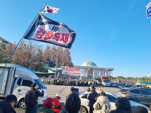 지난 금요일 국회의사당을 찾아 홀로 걸었다. 그리고 피켓을 들고 시민과 함께했다. 지치고 벅찬 일상을 제쳐둔 채로 서글픈 일상을 이겨내야겠기에