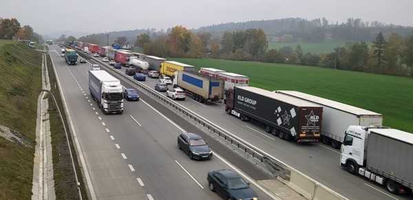 프라하로 가는 도중 고속도로가 막혀 우회로를 이용.