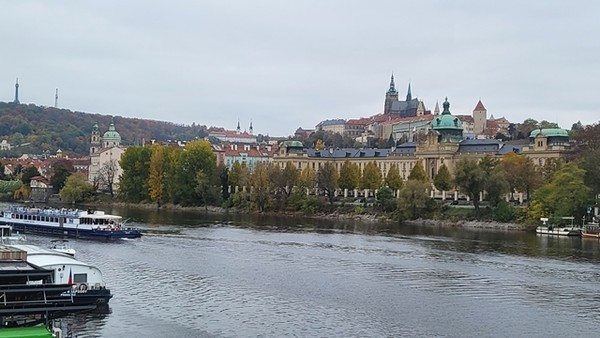 블타바강 건너 언덕에 세워진 프라하성