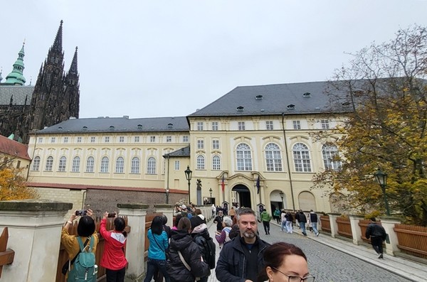 프라하성 정문으로 향하는 길. 대통령궁도 안에 있어  정문 중앙 아치 좌우로 근위병이 근무 중.