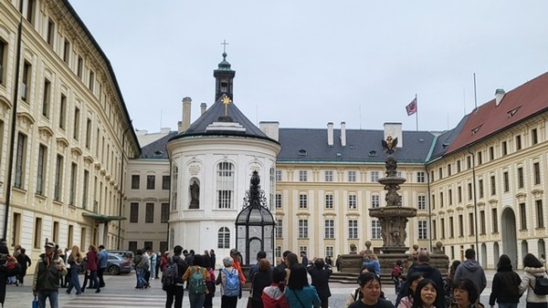 대통령궁 소광장. 회색 지붕 건물이 대통령 집무실