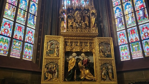 규모와 장식이 상상 이상이다.스테인드 글라스 22만 여개가 들어갔다고.