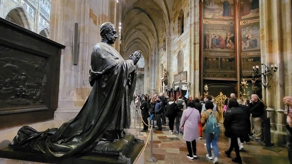 권세와 위엄이 사랑이나 자비, 측은지심이 아니라 권력처럼 느껴진다.
