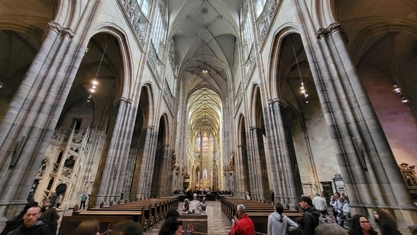 이 영광 뒤에는 30년 종교 전쟁으로 흘린 피가 있을 것이다.