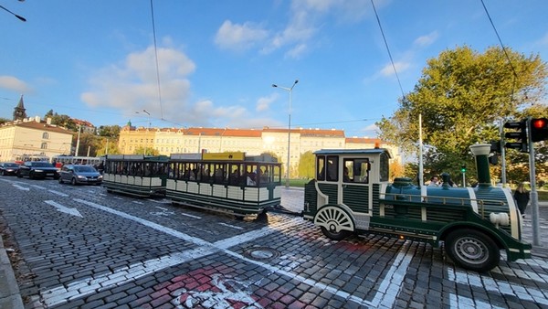 성에서 내려오며 만났던 차량. 무괘도 전차였는지 기억은 없지만 소음 없이 지나갔음.이런 특이한 차도 도시를 더욱 아름답게 해준다.