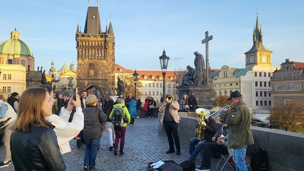 석교위의 악사들