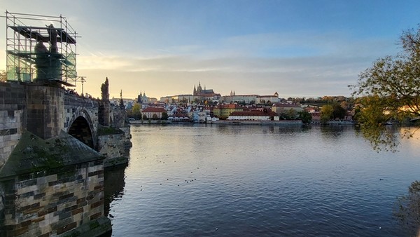 카를석교를 건너와 다시 바라본 프라하성
