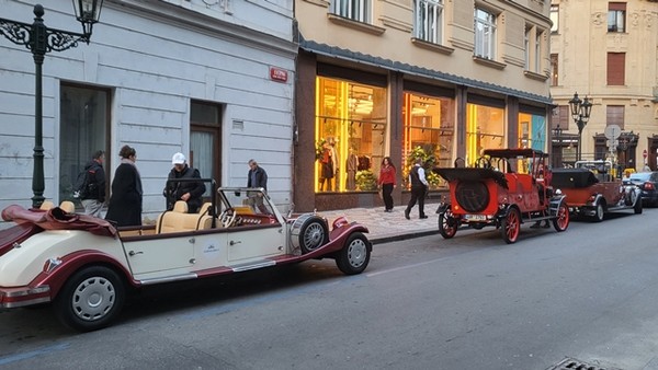 어둠이 내리는 길에서 오픈카들이 손님을 기다리고 있다.