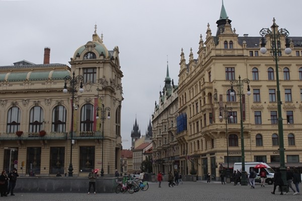 고풍하고 웅장한 건물과 달리 사람들은 밝고 활기넘쳤다.