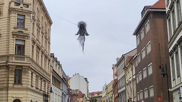 할로윈 무렵이어서 였는지. 건물과 건물 사이에 이런 장식이.