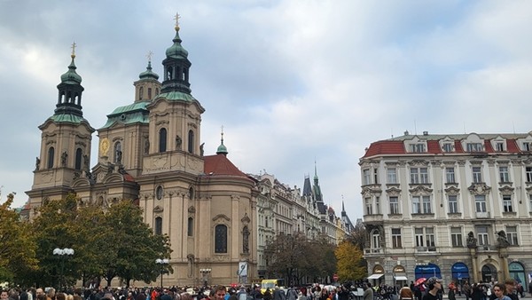 왼쪽 건물이 성 미쿨라쉬 교회