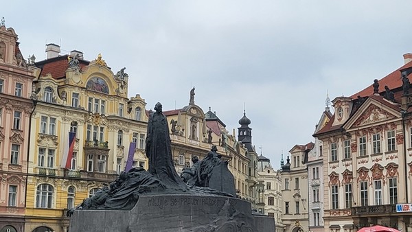 체코의 종교개혁을 이끈 얀 후스와 군상. 얀 후스는 로마 카톨릭으로부터 파면 당하고 화형에 처해졌다.