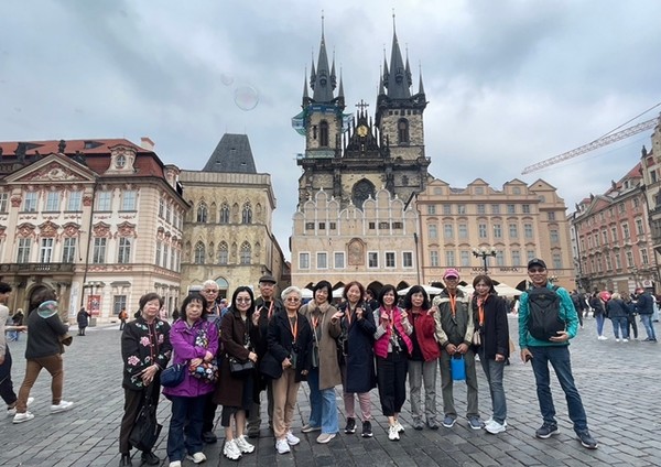 틴 성모 마리아 교회의 왼쪽 첨탑은 이브를 오른쪽 첨탑은 아담을 상장한다고.