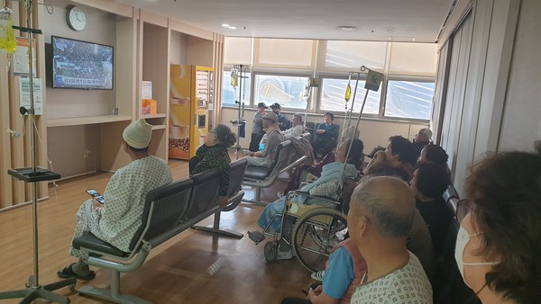 백병원(고양시) 700동 병실 휴게실에서 환자, 보호자, 간병인 등이 탄핵안의 진행 상황을 지켜보고 있다(2024.12.14.16:30, 사진 : 박춘근)