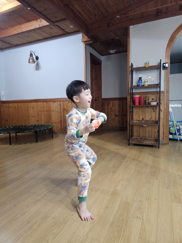 여의도의 ‘축제’를 지켜보면서 따라서 춤을 추는 선우(2024.12.14.)