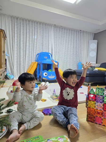  덩달아 만세를 부르며 좋아하는 원이와 재영이(2024.12.14.)