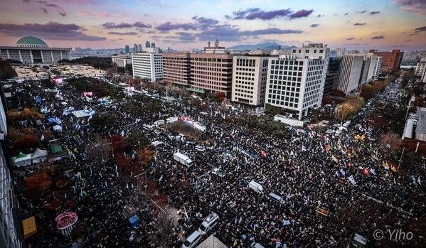 12.7. 서울 여의도 국회 앞에서 '내란죄 윤석열 퇴진! 국민주권 실현! 사회대개혁! 법국민촛불대행진!'에서 거리를 매우고 있는 참석자들! /2024.12.07. 이호작가