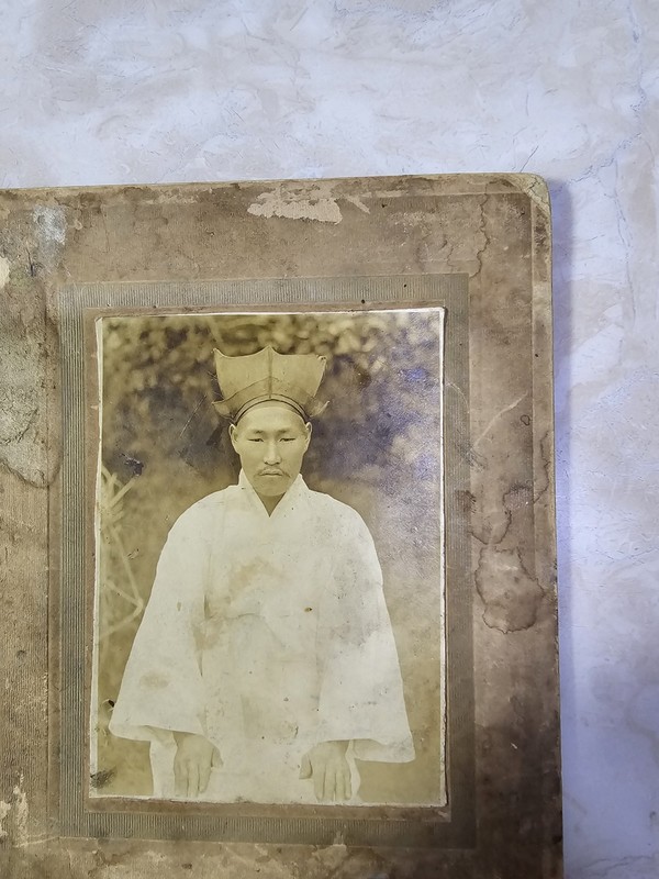  40세 정도의 고 박채주 어르신 (전통 관복을 입으신 모습)