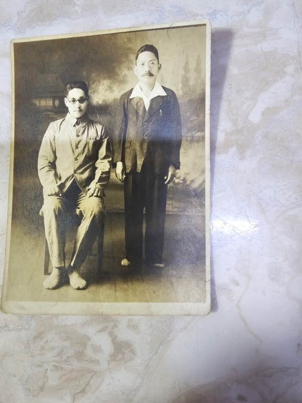 고인이 친구와 함께 