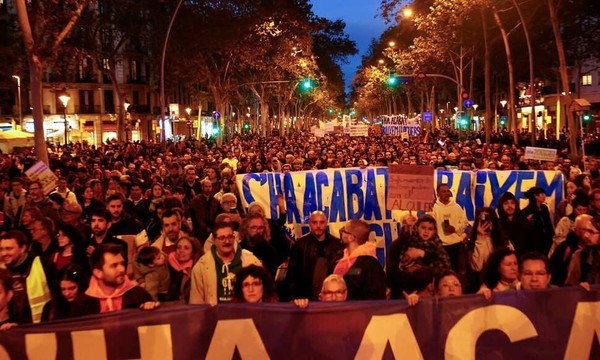 오바투어리즘의 부작용, 스페인 바르셀로나에서 임대료 인하를 요구하는 집회에 수만 명의 시민들이 몰렸다.(사진 출처 :  바르셀로나/로이터 연합뉴스/한겨레 2024.11.25)
