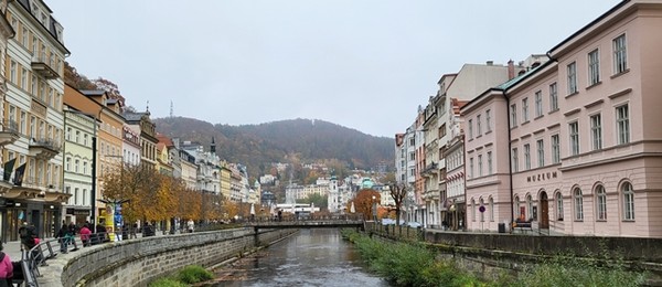 중앙의 테플라강을 끼고 주변과 전방의 언덕에 보이는 건물이 이 도시의 대부분,