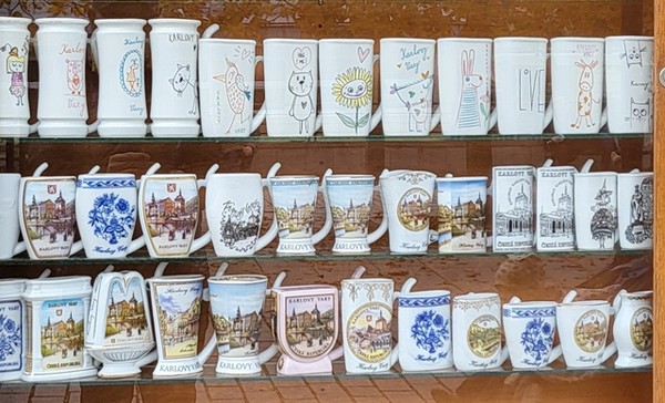 길가 상점마다 각기 다른 특색의 다양한 도자기 컵. 손잡이가 빨대 역할을 한다. 차가운 물이 아래로 내려가는 원리를 이용한 듯 빨대 기능은 손잡이 아래에서 위로 연결.