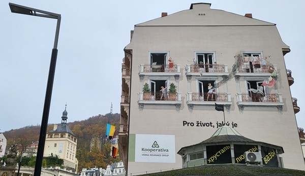 벽면에 그린 그림. 입체감이 아래 실제 지붕보다 더 현실감이 난다.