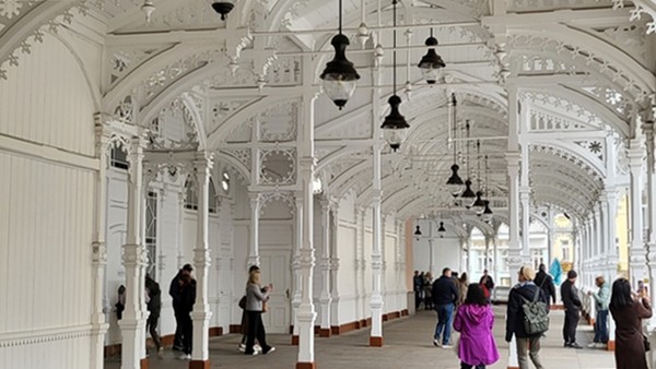 스위스식 목조건물. 왼쪽에는 온천수 음수대가 있다.