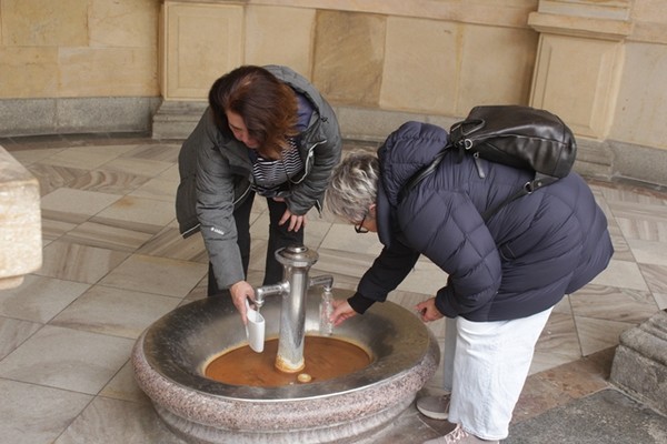왼쪽에 있는 분이 이곳 온천수 전용 도자기 컵에 온천수를 받고 있다.