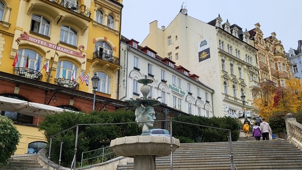 낮과 밤 분수. 왼쪽 미황색 건물 HOTEL ROMANCE에서 점심 식사.