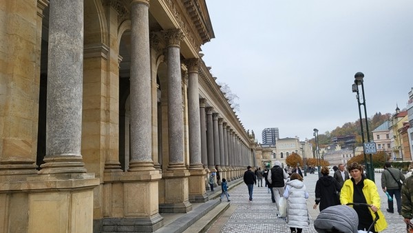 또 다른 콜로나다.