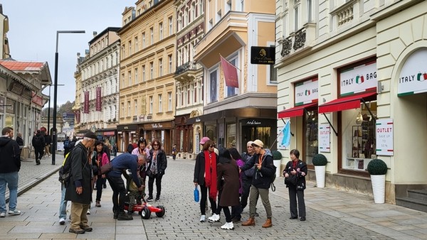 운전이 미숙한 꼬마가 걷고 있는 우리 일행을 뒤에서 받아 중심을 잃고 고꾸라졌다. (사진 중앙 뒤돌아서서 한쪽 다리를 들고 있는 여성)