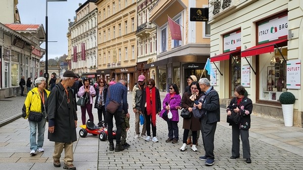 아버지가 엄한 목소리로 꾸짖으며 사과하라는데 딴청이다. 넘어진 분은 우측 세 번째 선글라스를 올리고 있는 여성. '세 살 버릇 여든 간다'는데, 나중에 개 발바닥(狗)에 王자 새기고(狂人, 미친 놈) 술주정 부릴까 봐서 걱정이다.